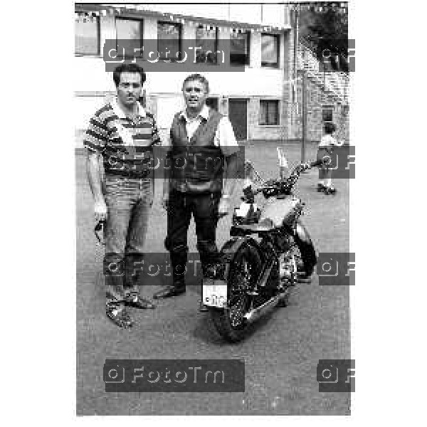 DI PIETRO CON IL M.LLO CERVI COMANDANTE VVUU ALZANO LOMBARDO BG SUO COLLABORATORE BALISTICO AD UN RADUNO DI MOTO EPOCA CON LA GILERA TARGATA BG 1