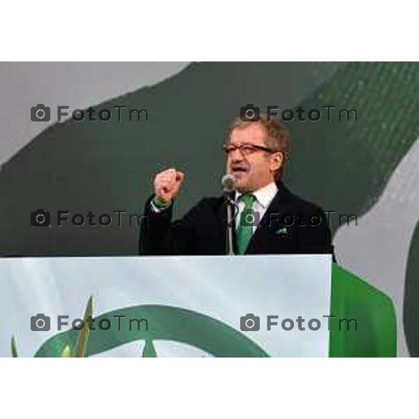 PONTIDA raduno leghista nei prati di Pontida nella foto: MARONI SUL PALCO CALMA GLI ANIMI Fotogramma Bergamo-Tiziano Manzoni