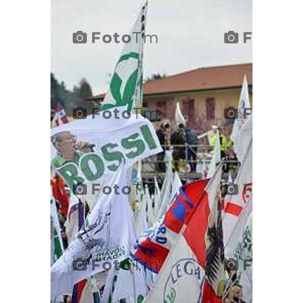 PONTIDA raduno leghista nei prati di Pontida nella foto: POPOLO LEGHISTA CON BANDIERE DI BOSSI CONTESTATO MARONI Fotogramma Bergamo-Tiziano Manzoni