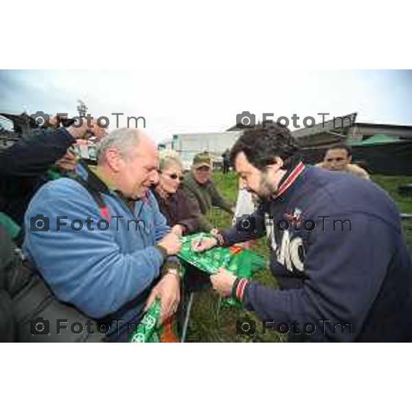 PONTIDA raduno leghista nei prati di Pontida nella foto: MATTEO SALVINI FIRMA GADGET LEGHISTI Fotogramma Bergamo-Tiziano Manzoni