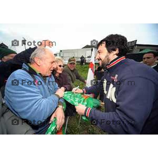 PONTIDA raduno leghista nei prati di Pontida nella foto: MATTEO SALVINI FIRMA GADGET LEGHISTI Fotogramma Bergamo-Tiziano Manzoni