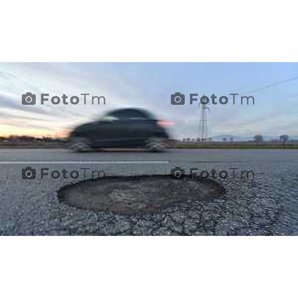 Bassa Bergamasca BG Buche nelle strade dopo le festivita natalizie nella foto buche sulla strada fra levate ztezzano Fotogramma Bergamo-Tiziano Manzoni