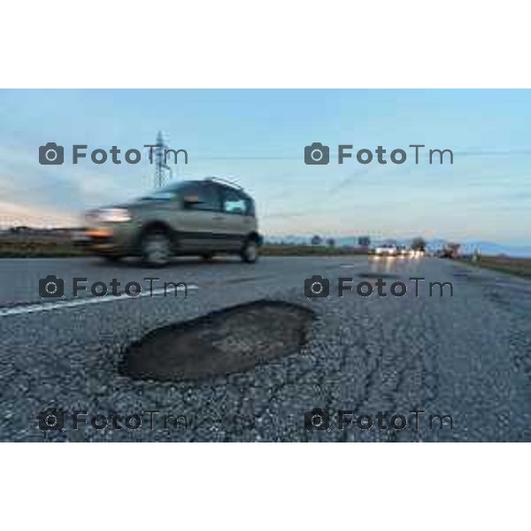 Bassa Bergamasca BG Buche nelle strade dopo le festivita natalizie nella foto buche sulla strada fra levate ztezzano Fotogramma Bergamo-Tiziano Manzoni