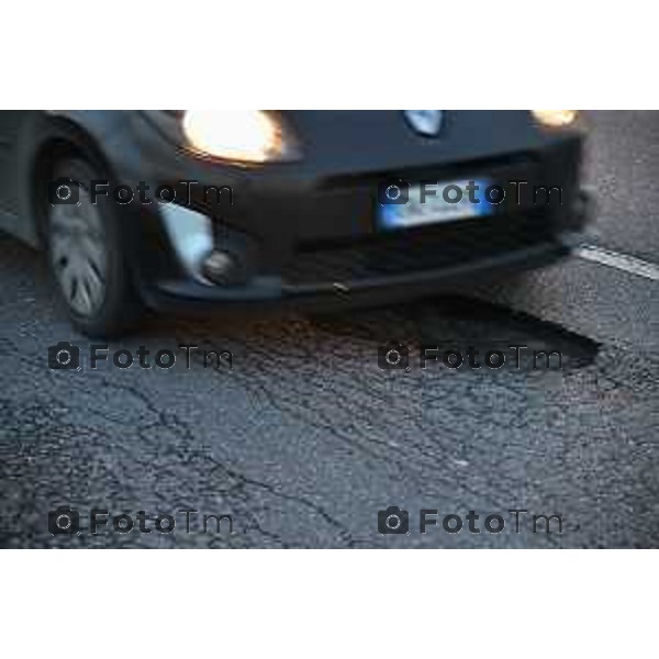 Bassa Bergamasca BG Buche nelle strade dopo le festivita natalizie nella foto buche sulla strada fra levate ztezzano Fotogramma Bergamo-Tiziano Manzoni