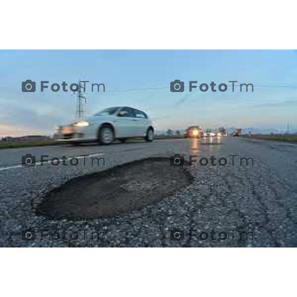 Bassa Bergamasca BG Buche nelle strade dopo le festivita natalizie nella foto buche sulla strada fra levate ztezzano Fotogramma Bergamo-Tiziano Manzoni