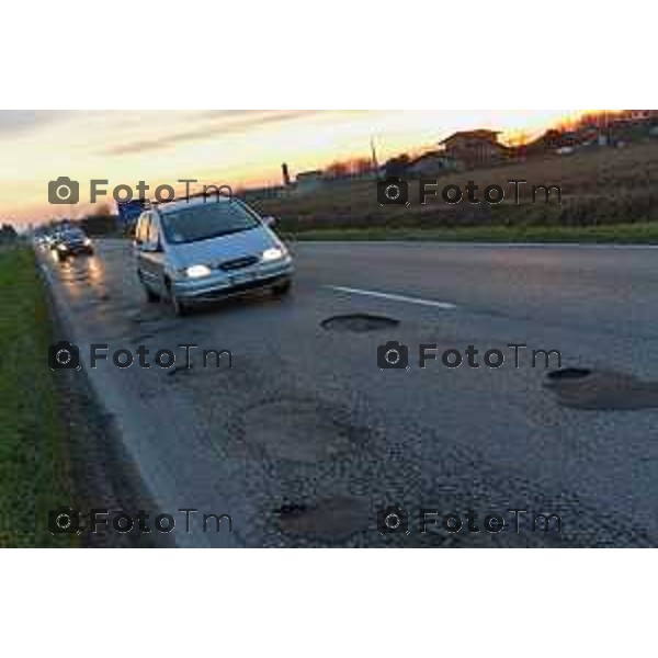 Bassa Bergamasca BG Buche nelle strade dopo le festivita natalizie nella foto buche sulla strada fra levate ztezzano Fotogramma Bergamo-Tiziano Manzoni