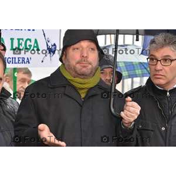 Bergamo, Protesta Lega Nord frante carcere di via gleno nella foto la protesta e l\'intervento di Belotti e Stucchi Bergamo-Tiziano Manzoni