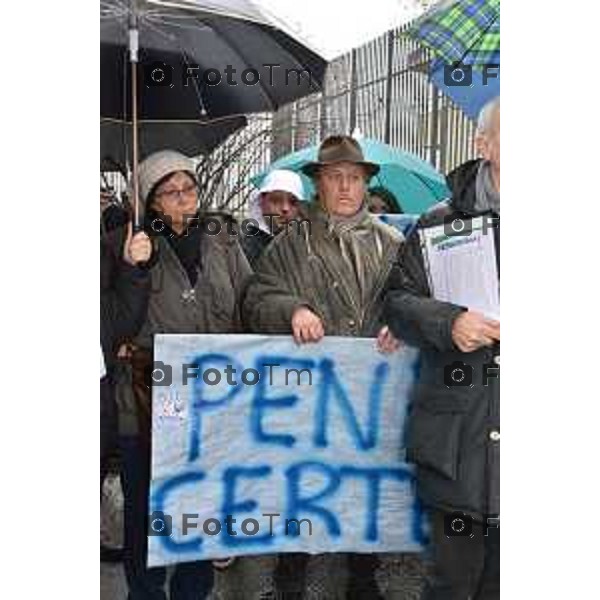 Bergamo, Protesta Lega Nord frante carcere di via gleno nella foto la protesta e l\'intervento di Belotti e Stucchi Bergamo-Tiziano Manzoni