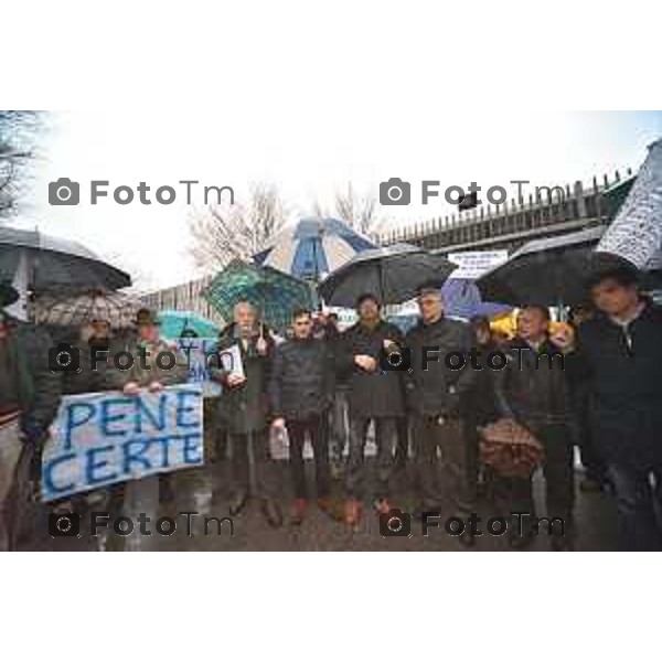 Bergamo, Protesta Lega Nord frante carcere di via gleno nella foto la protesta e l\'intervento di Belotti e Stucchi Bergamo-Tiziano Manzoni