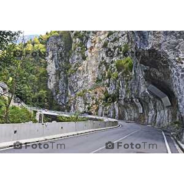 foto LaPrese Tiziano Manzoni 24/08/2018 Cronaca Bergamo - ITALIA in parete in cordata per controllare che non ci sia altro materiale pericolante Padre e Figlio Midali rocciatori di professione