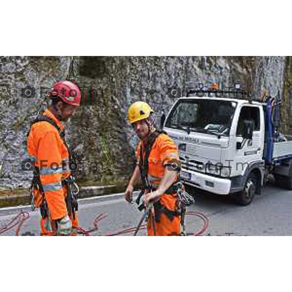 foto LaPrese Tiziano Manzoni 24/08/2018 Cronaca Bergamo - ITALIA in parete in cordata per controllare che non ci sia altro materiale pericolante Padre e Figlio Midali rocciatori di professione