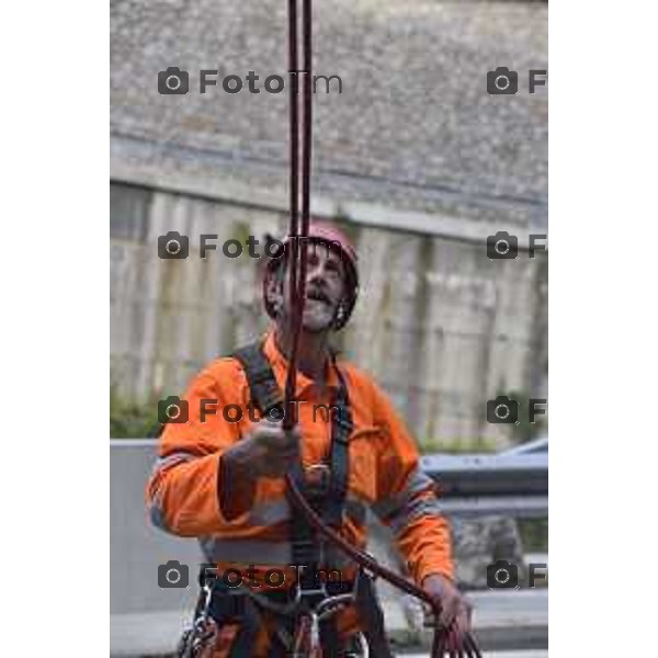 foto LaPrese Tiziano Manzoni 24/08/2018 Cronaca Bergamo - ITALIA in parete in cordata per controllare che non ci sia altro materiale pericolante Padre e Figlio Midali rocciatori di professione