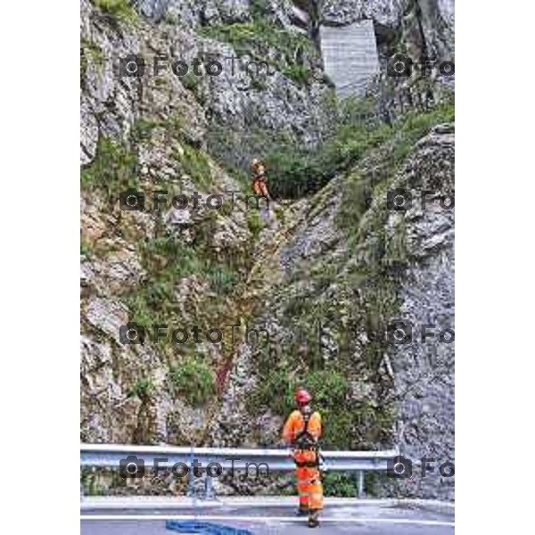 foto LaPrese Tiziano Manzoni 24/08/2018 Cronaca Bergamo - ITALIA in parete in cordata per controllare che non ci sia altro materiale pericolante Padre e Figlio Midali rocciatori di professione