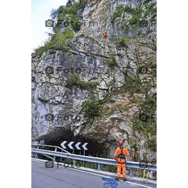 foto LaPrese Tiziano Manzoni 24/08/2018 Cronaca Bergamo - ITALIA in parete in cordata per controllare che non ci sia altro materiale pericolante Padre e Figlio Midali rocciatori di professione