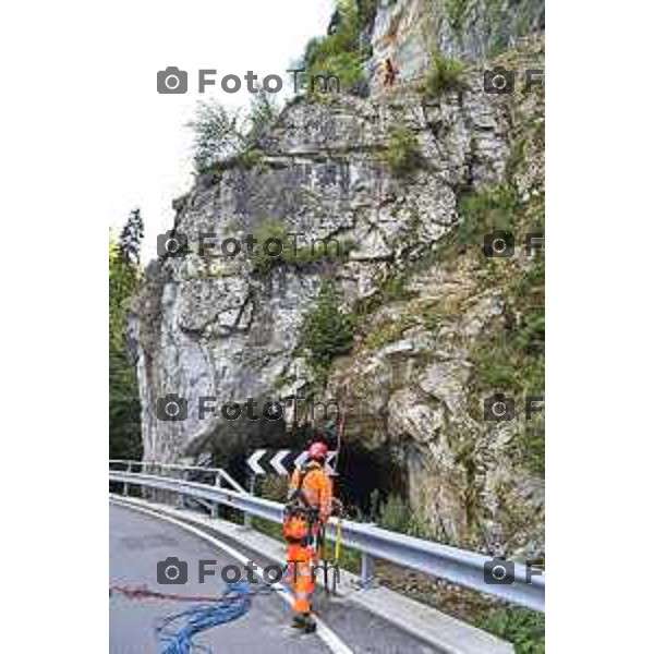 foto LaPrese Tiziano Manzoni 24/08/2018 Cronaca Bergamo - ITALIA in parete in cordata per controllare che non ci sia altro materiale pericolante Padre e Figlio Midali rocciatori di professione