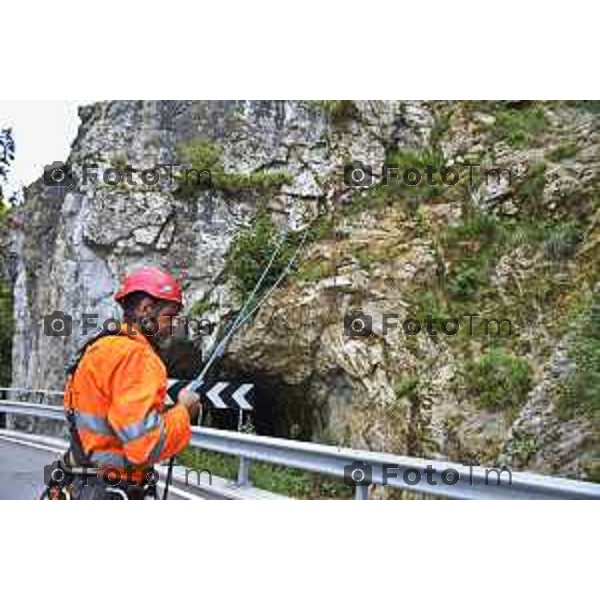 foto LaPrese Tiziano Manzoni 24/08/2018 Cronaca Bergamo - ITALIA in parete in cordata per controllare che non ci sia altro materiale pericolante Padre e Figlio Midali rocciatori di professione