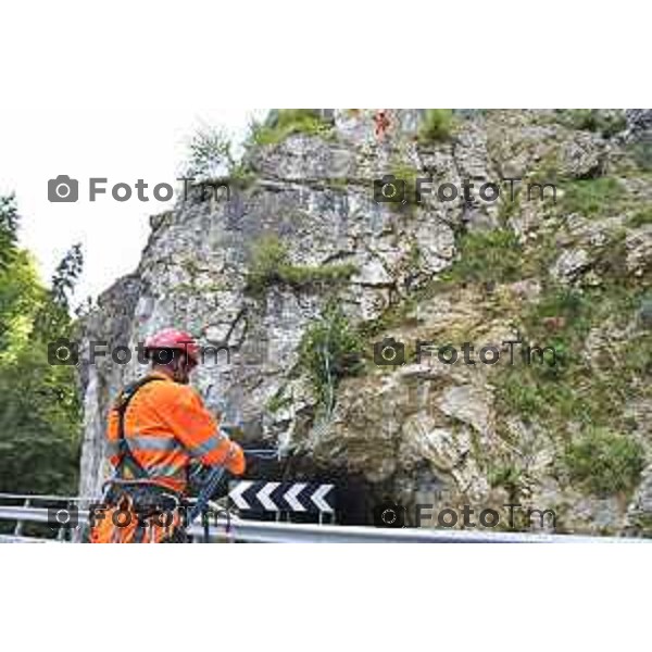 foto LaPrese Tiziano Manzoni 24/08/2018 Cronaca Bergamo - ITALIA in parete in cordata per controllare che non ci sia altro materiale pericolante Padre e Figlio Midali rocciatori di professione