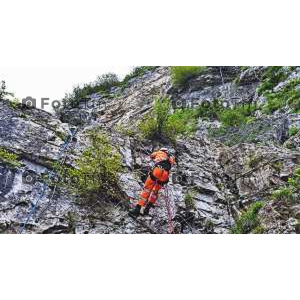 foto LaPrese Tiziano Manzoni 24/08/2018 Cronaca Bergamo - ITALIA in parete in cordata per controllare che non ci sia altro materiale pericolante Padre e Figlio Midali rocciatori di professione