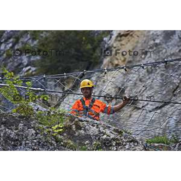 foto LaPrese Tiziano Manzoni 24/08/2018 Cronaca Bergamo - ITALIA in parete in cordata per controllare che non ci sia altro materiale pericolante Padre e Figlio Midali rocciatori di professione