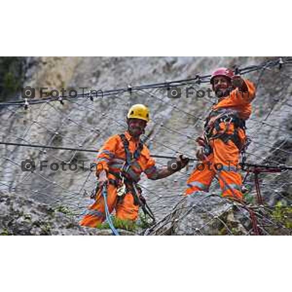 foto LaPrese Tiziano Manzoni 24/08/2018 Cronaca Bergamo - ITALIA in parete in cordata per controllare che non ci sia altro materiale pericolante Padre e Figlio Midali rocciatori di professione