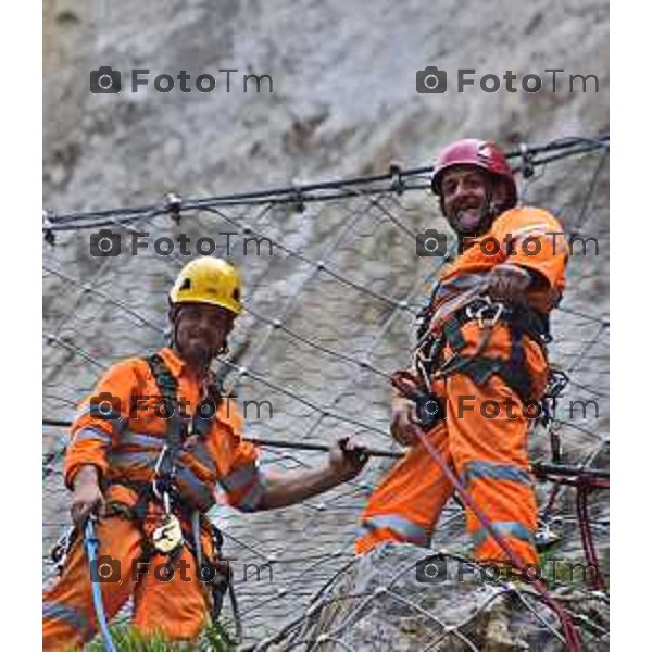 foto LaPrese Tiziano Manzoni 24/08/2018 Cronaca Bergamo - ITALIA in parete in cordata per controllare che non ci sia altro materiale pericolante Padre e Figlio Midali rocciatori di professione