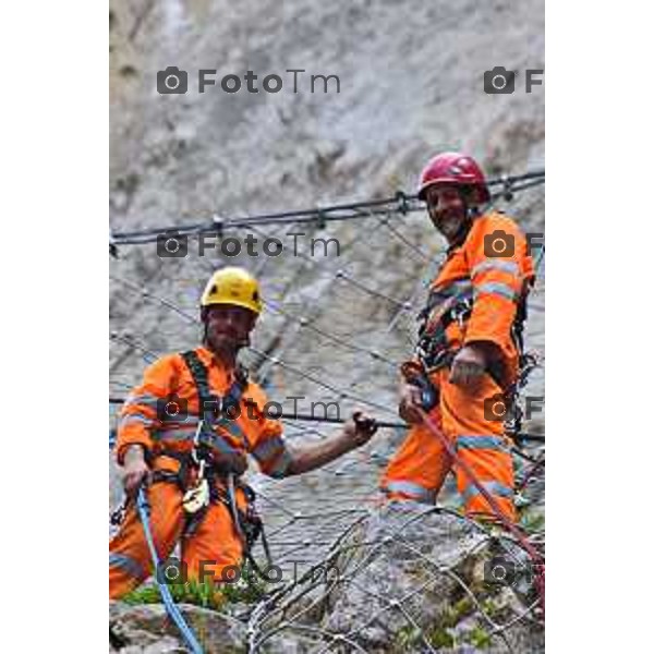 foto LaPrese Tiziano Manzoni 24/08/2018 Cronaca Bergamo - ITALIA in parete in cordata per controllare che non ci sia altro materiale pericolante Padre e Figlio Midali rocciatori di professione