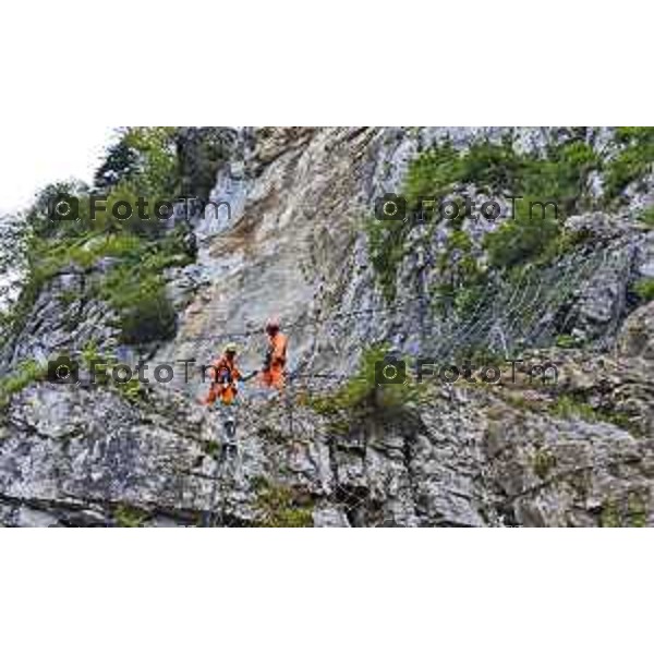 foto LaPrese Tiziano Manzoni 24/08/2018 Cronaca Bergamo - ITALIA in parete in cordata per controllare che non ci sia altro materiale pericolante Padre e Figlio Midali rocciatori di professione