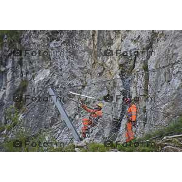 foto LaPrese Tiziano Manzoni 24/08/2018 Cronaca Bergamo - ITALIA in parete in cordata per controllare che non ci sia altro materiale pericolante Padre e Figlio Midali rocciatori di professione