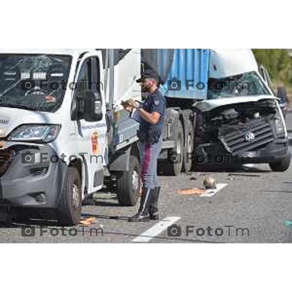 foto LaPresse Tiziano Manzoni 28/08/2018 Cronaca Bergamo - ITALIA Incidente mortale sull’Asse a Seriate Tamponamento tra due furgoni e un tir nella foto: i rilievi della polizia stradale