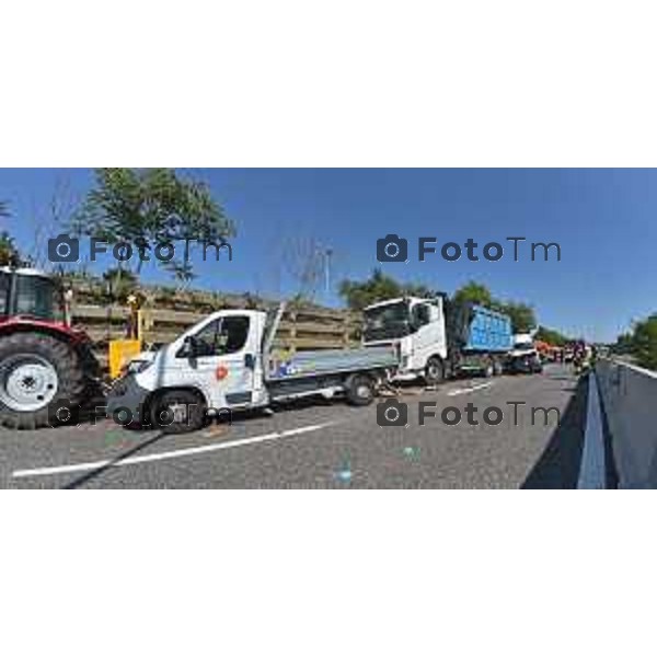 foto LaPresse Tiziano Manzoni 28/08/2018 Cronaca Bergamo - ITALIA Incidente mortale sull’Asse a Seriate Tamponamento tra due furgoni e un tir nella foto: i rilievi della polizia stradale