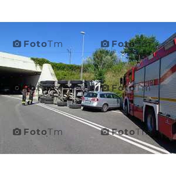 foto LaPresse Tiziano Manzoni 4/09/2018 Cronaca Bergamo - ITALIA Mapello, uscita galleria Continente incidente mezzo pesante