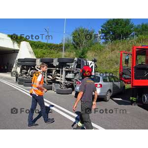 foto LaPresse Tiziano Manzoni 4/09/2018 Cronaca Bergamo - ITALIA Mapello, uscita galleria Continente incidente mezzo pesante