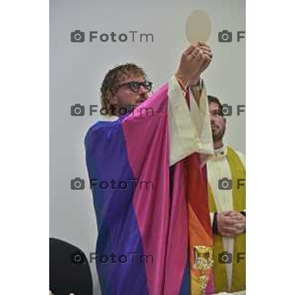 06/09/2018 Davide Gandossi x Tiziano Manzoni Bergamo - ITALIA Cronaca Messa Del Don Omosessuale Giuliano Costa Lunga Nell\' Auditorium Dela Malpensata Intitolato a gramsci. Nella Foto: Don Giuliano Costa Lunga Celebra La Messa