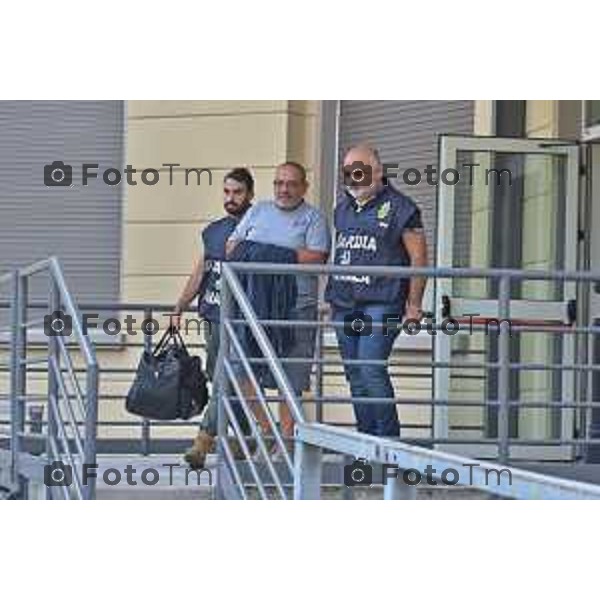 11/09/2018 Davide Gandossi x Tiziano Manzoni Bergamo - ITALIA Cronaca Sede Guardia Di Finanza Bergamo Nella Foto: L\'uscita dalla sede della Guardi di Finanza Giuseppe Di Lorenzo 49 anni Indagato per Estorsione Finanza Bergamo