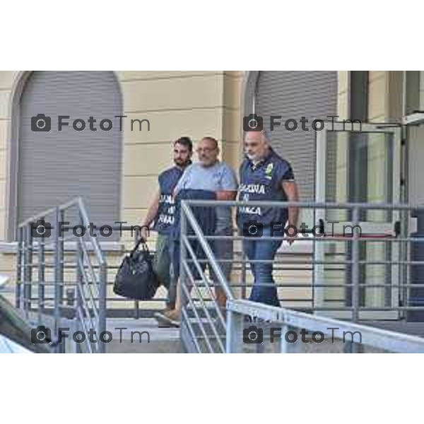 11/09/2018 Davide Gandossi x Tiziano Manzoni Bergamo - ITALIA Cronaca Sede Guardia Di Finanza Bergamo Nella Foto: L\'uscita dalla sede della Guardi di Finanza Giuseppe Di Lorenzo 49 anni Indagato per Estorsione Finanza Bergamo