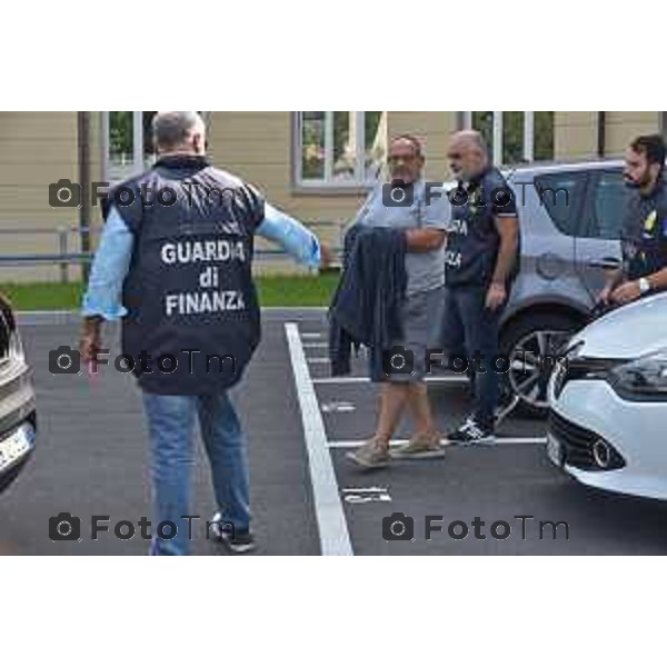 11/09/2018 Davide Gandossi x Tiziano Manzoni Bergamo - ITALIA Cronaca Sede Guardia Di Finanza Bergamo Nella Foto: L\'uscita dalla sede della Guardi di Finanza Giuseppe Di Lorenzo 49 anni Indagato per Estorsione Finanza Bergamo