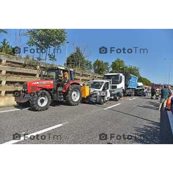 foto LaPresse Tiziano Manzoni 28/08/2018 Cronaca Bergamo - ITALIA Incidente mortale sull’Asse a Seriate Tamponamento tra due furgoni e un tir nella foto: i rilievi della polizia stradale