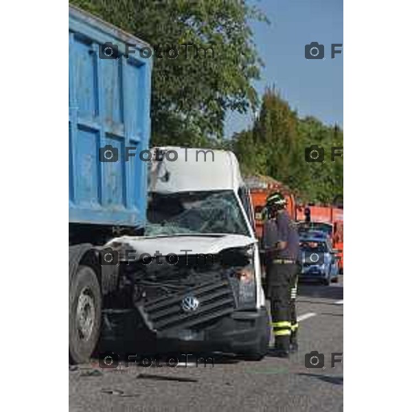 foto LaPresse Tiziano Manzoni 28/08/2018 Cronaca Bergamo - ITALIA Incidente mortale sull’Asse a Seriate Tamponamento tra due furgoni e un tir nella foto: i rilievi della polizia stradale