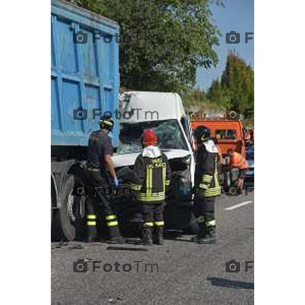 foto LaPresse Tiziano Manzoni 28/08/2018 Cronaca Bergamo - ITALIA Incidente mortale sull’Asse a Seriate Tamponamento tra due furgoni e un tir nella foto: i rilievi della polizia stradale