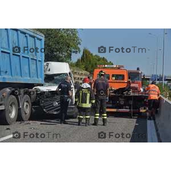 foto LaPresse Tiziano Manzoni 28/08/2018 Cronaca Bergamo - ITALIA Incidente mortale sull’Asse a Seriate Tamponamento tra due furgoni e un tir nella foto: i rilievi della polizia stradale