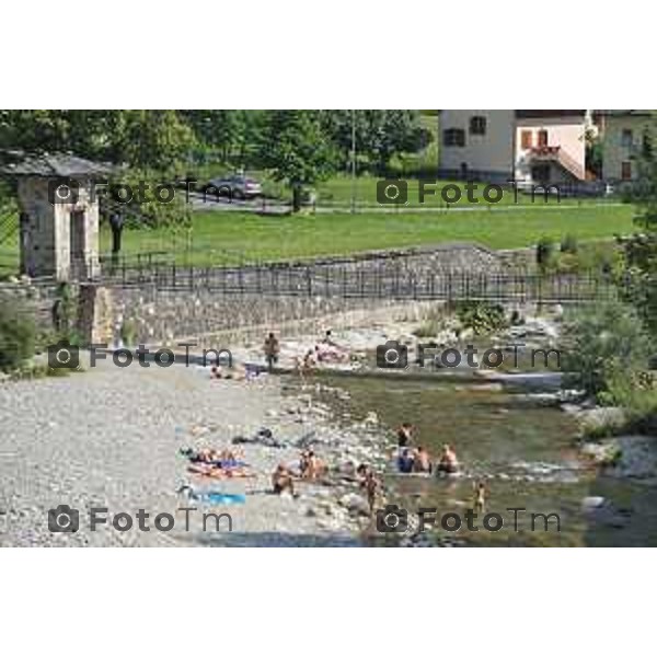 foto LaPrese Tiziano Manzoni 24/08/2018 Cronaca Bergamo - ITALIA (immagini archivio) Turismo nelle valli Bergamasche, case vacanze affitasi vendesi seconde case. Nella foto.gente sulle rive del fiume Bembo a Branzi