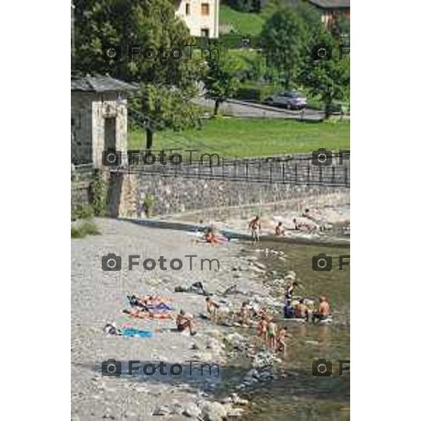 foto LaPrese Tiziano Manzoni 24/08/2018 Cronaca Bergamo - ITALIA (immagini archivio) Turismo nelle valli Bergamasche, case vacanze affitasi vendesi seconde case. Nella foto.gente sulle rive del fiume Bembo a Branzi