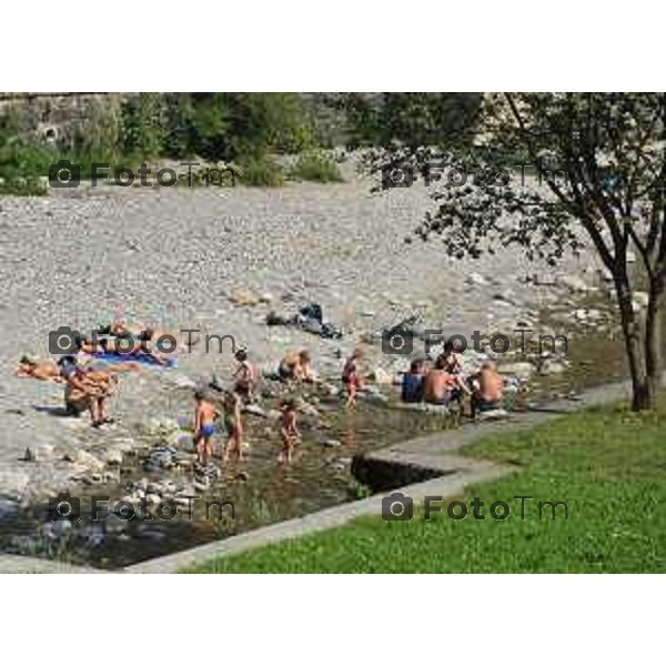 foto LaPrese Tiziano Manzoni 24/08/2018 Cronaca Bergamo - ITALIA (immagini archivio) Turismo nelle valli Bergamasche, case vacanze affitasi vendesi seconde case. Nella foto.gente sulle rive del fiume Bembo a Branzi