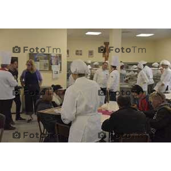 Foto LaPress Manzoni Tiziano 17/10/2018 ITALIA BERGAMO cronaca Gli studenti ABF cucinano per i poveri nella foto l\'evento <"aggiungi un posto a tavola"