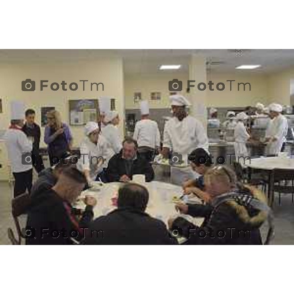 Foto LaPress Manzoni Tiziano 17/10/2018 ITALIA BERGAMO cronaca Gli studenti ABF cucinano per i poveri nella foto l\'evento <"aggiungi un posto a tavola"