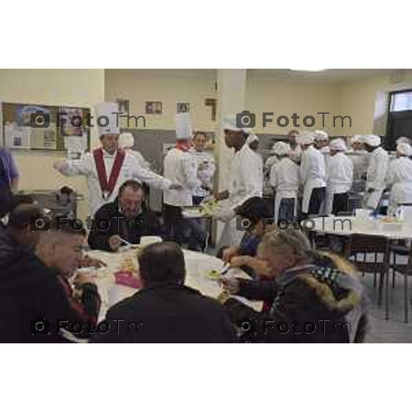 Foto LaPress Manzoni Tiziano 17/10/2018 ITALIA BERGAMO cronaca Gli studenti ABF cucinano per i poveri nella foto l\'evento <"aggiungi un posto a tavola"