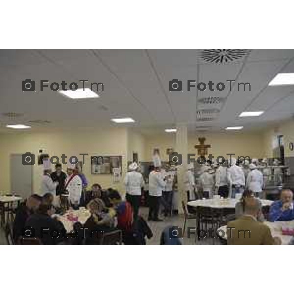 Foto LaPress Manzoni Tiziano 17/10/2018 ITALIA BERGAMO cronaca Gli studenti ABF cucinano per i poveri nella foto l\'evento <"aggiungi un posto a tavola"