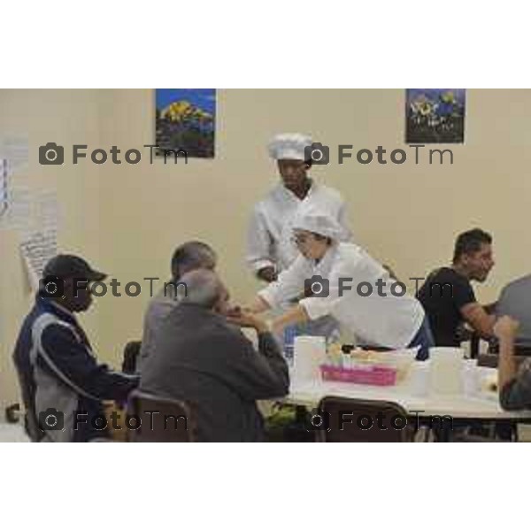 Foto LaPress Manzoni Tiziano 17/10/2018 ITALIA BERGAMO cronaca Gli studenti ABF cucinano per i poveri nella foto l\'evento <"aggiungi un posto a tavola"