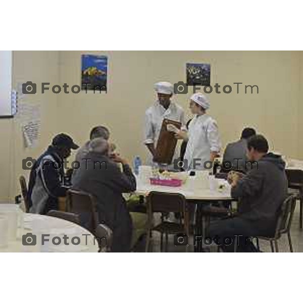 Foto LaPress Manzoni Tiziano 17/10/2018 ITALIA BERGAMO cronaca Gli studenti ABF cucinano per i poveri nella foto l\'evento <"aggiungi un posto a tavola"