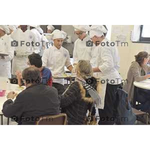 Foto LaPress Manzoni Tiziano 17/10/2018 ITALIA BERGAMO cronaca Gli studenti ABF cucinano per i poveri nella foto l\'evento <"aggiungi un posto a tavola"